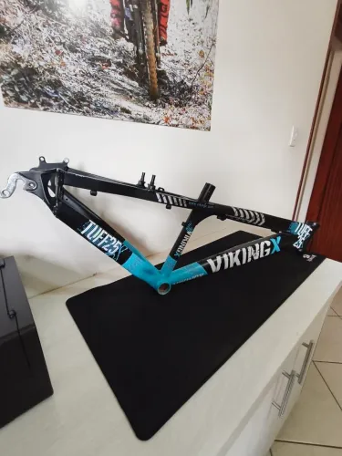 Quadro Vikingx Tuff 25 Aro 26 lumínio Cor preto/zul.