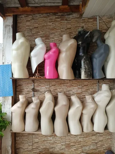 Manequins de silhueta para roupas.