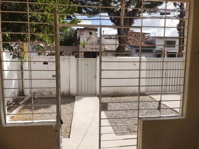 ALUGA-SE CASA NO BAIRRO DA TORRE