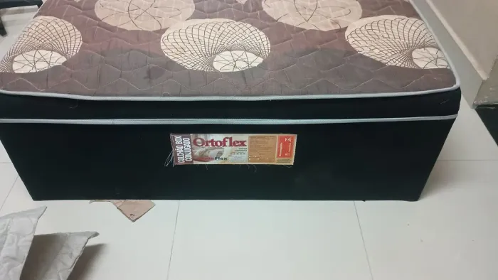 Cama, sofá e mesa
