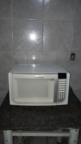 Microondas Electrolux 30 litros funcionando perfeitamente.