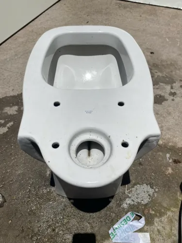 Sanitário branco novo