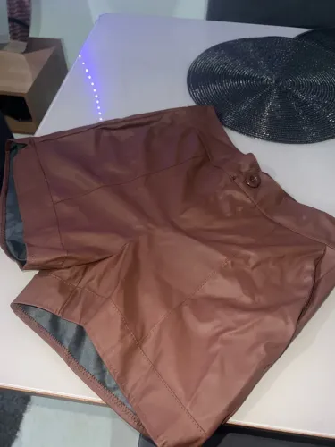 Short couro marrom fake