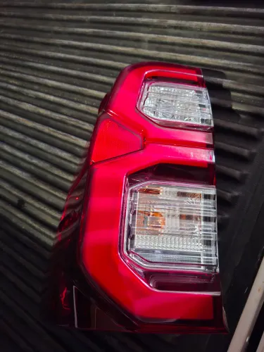 Vendo lanterna traseira hilux 2025 e lâmpadas de led do farol