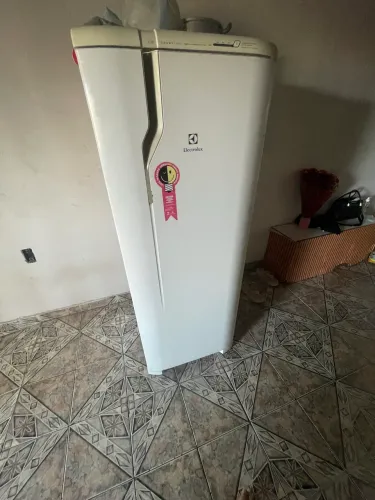 GELADEIRA PRA VENDER RÁPIDO (ELA SÓ GELA , NÃO EMPERA )