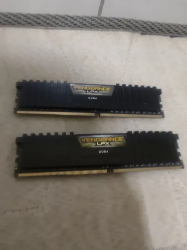 2 pentes de memoria ram 4gigas cada DDR4
