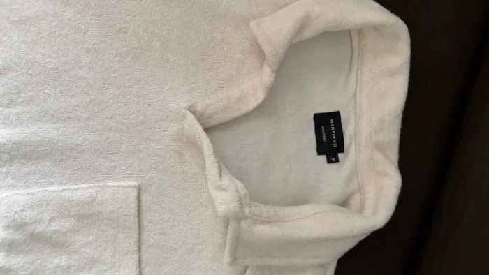 Camisa polo off white - tecido pelúcia