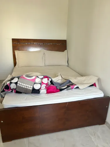 Cama com cabeceira madeira maciça