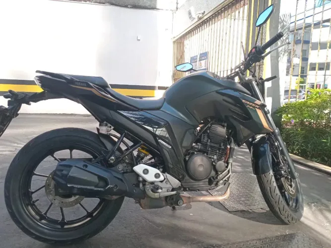 Fazer 250 veículo com baixa quilometragem, moto toda original, no ponto de transferência