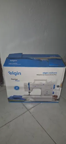 Máquina de costura com móvel
