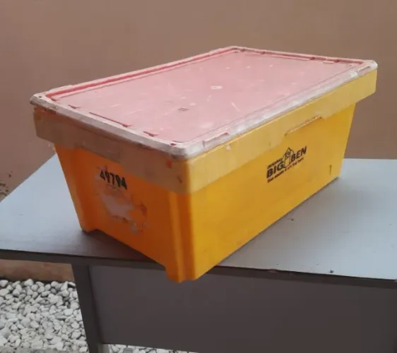 Caixa plástica amarela com tampa, 43L, sistema de lacre.