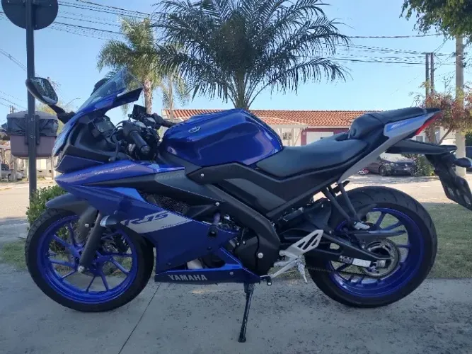 Yamaha R15 (5900kms)