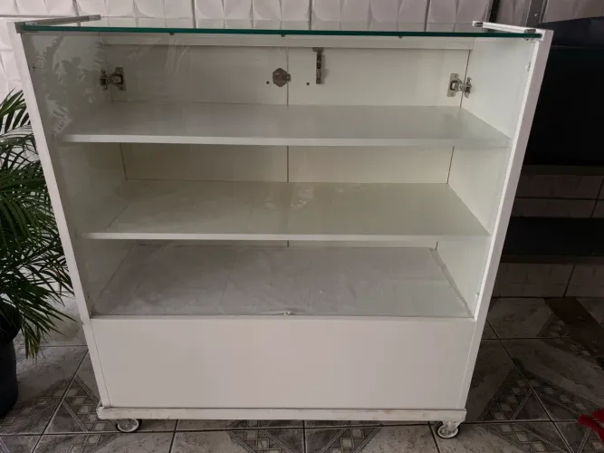 Balcão Vitrine Expositor em MDF Branco com Vidros e Chave - Excelente Estado