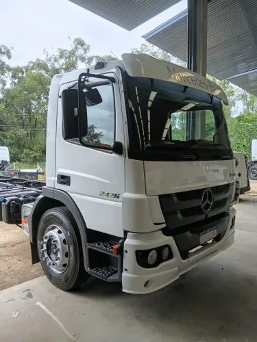 Vendo atego cabine bolha único dono