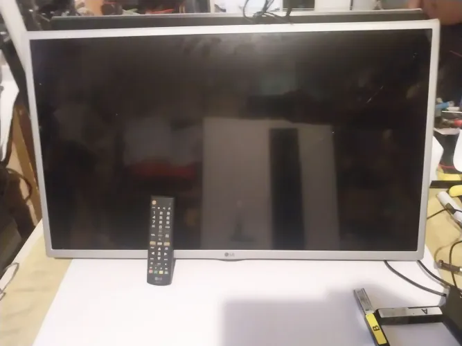 TV LG 32" Smart Com Defeito