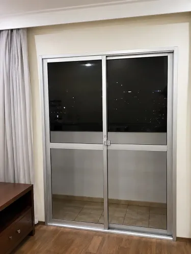 Porta de correr em alumínio com vidro