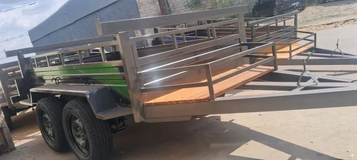 Trucada, dois eixos. Reboques