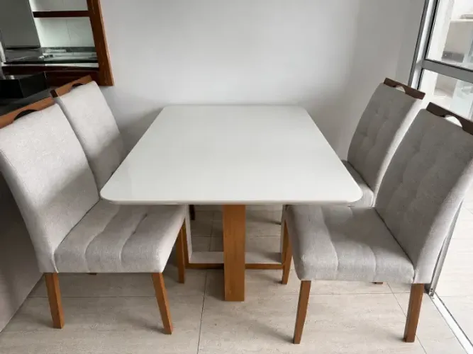 Mesa de jantar com 4 cadeiras