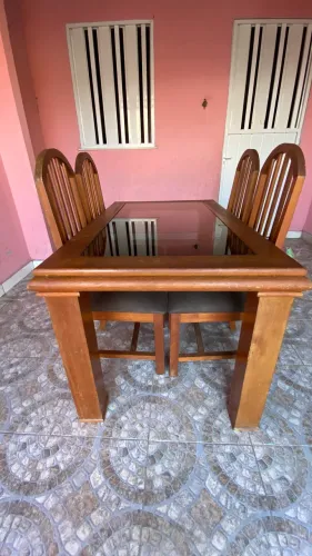 Mesa de Jantar em Madeira Maciça com Tampo de Vidro + 4 Cadeiras Estofadas