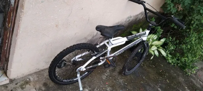 Bicicleta Cross aro 20 novinha, comprada apenas 6 meses na loja, com nota fiscal R$430