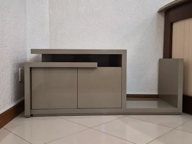 Rack Extensível em MDF Laqueado Bege - 1,42m a 2m