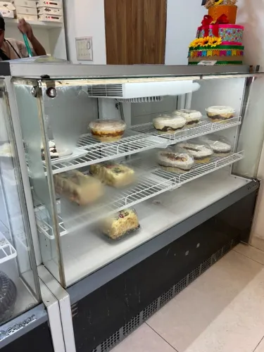 Vitrine Refrigerada de 1,40 m para Padaria, Confeitaria e Supermercado