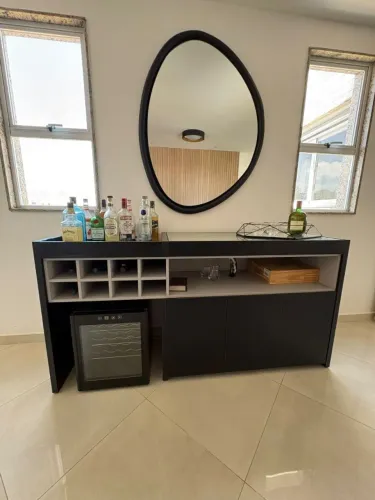 Aparador / Buffet com Adega e Espaço para Frigobar - Excelente Estado