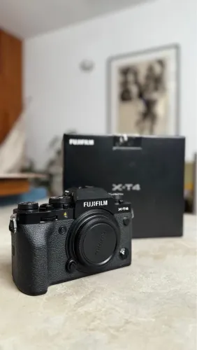 Fuji X-T4 com caixa e manual + Carregador Fuji + 2 baterias + alça