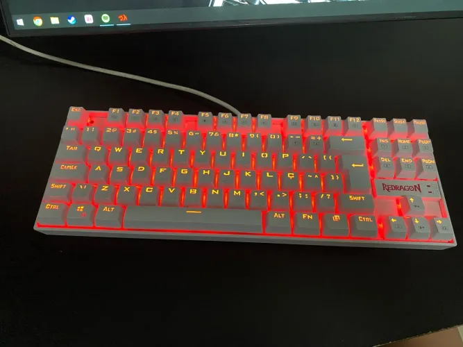 Teclado Gamer Mecânico Redragon Branco com Iluminação RGB