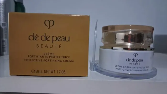 cle de peau beaute protective fortifying cream spf 22