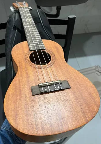 Ukulele Shelby com capa, palhetas e afinador