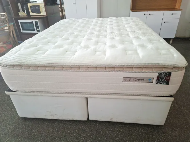 Cama box Queen size Bau colchão F.A molas ensacadas bambu