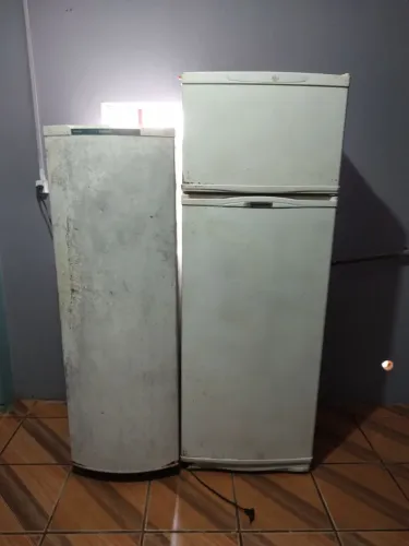 Vendo 2 geladeiras funcionando perfeitamente com marcas de uso.