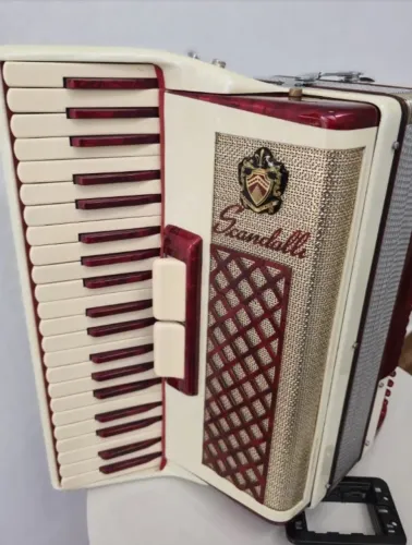 Scandalli série ouro 120 baixos reduzida.