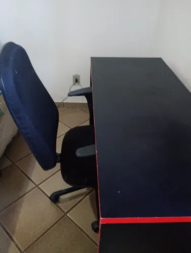 Mesa e cadeira,  em um bom estado. Não entrego.