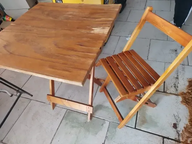 MESA COM 4 CADEIRAS DE MADEIRA
