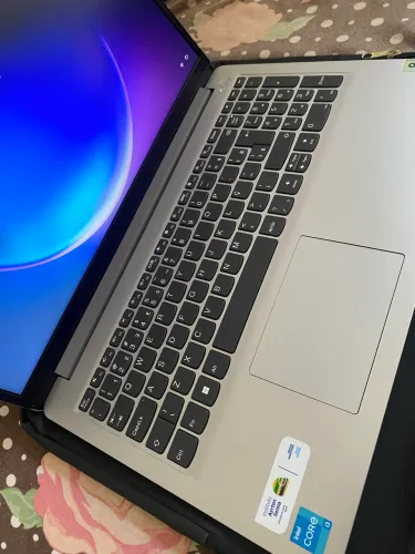 Notebook pouco tempo de comprado, 4gb de ram, 256gb de ssd. I3 de decima terceira geração.
