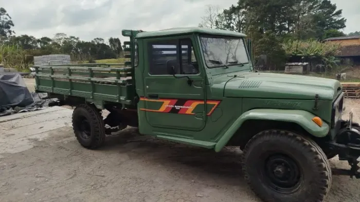 VENDE-SE - Toyota Bandeirante 1988