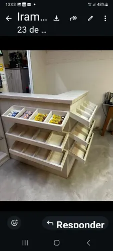 Balcão em L de ótima qualidade com mesa e com 24 nichos.   Só 1200 