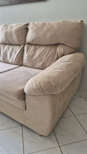 Sofá três lugares.