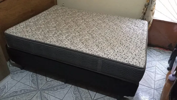 Cama box semi nova 