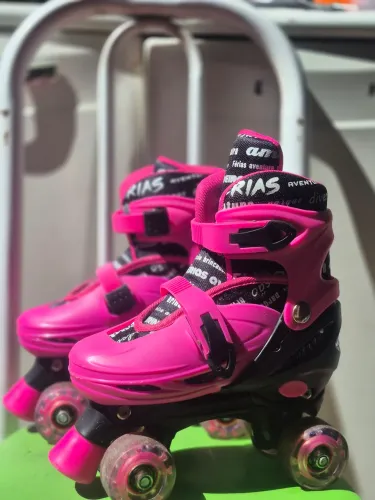 Patins infantil do 34 ao 37 ajustáveis na cor rosa usando somente 3 vezes