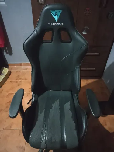 Cadeira gamer muito boa, usada mais em boas condições barato pra vender logo 