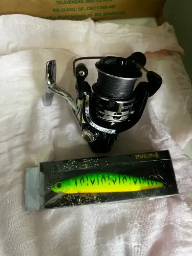 Estou vendendo esse molinete com linhada,está novo usado uma vez