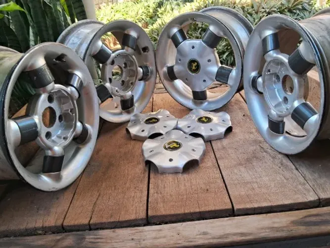 Rodas modelo Robocoop , aro 14, tala 5.5 em perfeito estado de conservaçao e uso