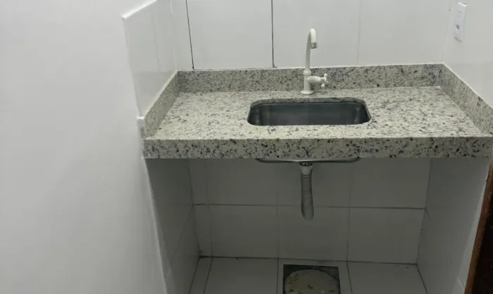 Pia / Bancada em Granito Branco Dallas (1,10m x 0,63m ) Completa