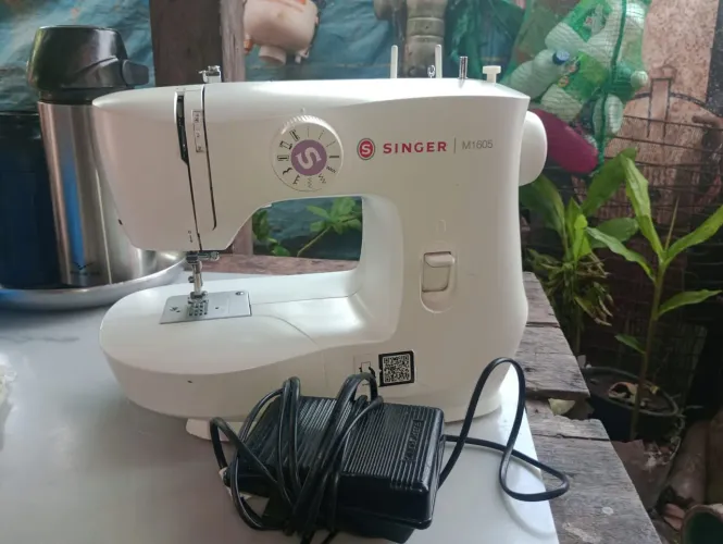 Vende-se está máquina de costura eletrica