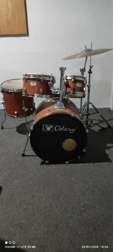 Bateria Odery Acústica + Pedal de Bumbo + Prato - Usada