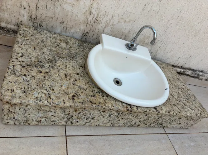 Vende se Bancada com pia para Banheiro 
