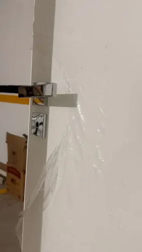 Porta branca com fechadura